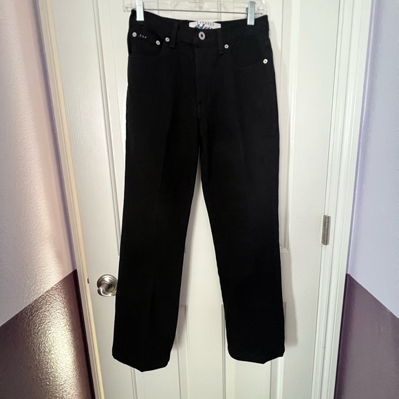 Express black jeans, straight leg. In great condition. Front & back pockets.